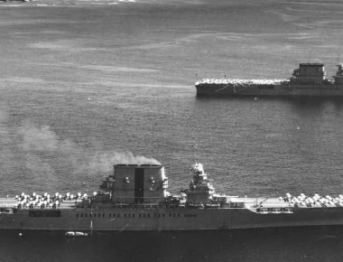 2 Οκτωβρίου 1992: Το αεροπλανοφόρο των ΗΠΑ «USS Saratoga» διαλύει τουρκικό πλοίο στο Αιγαίο